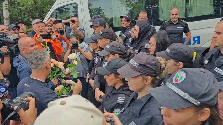 Депесарите на Доган раздаваха рози на полицайките пред Сарая, но те отказваха да ги вземат