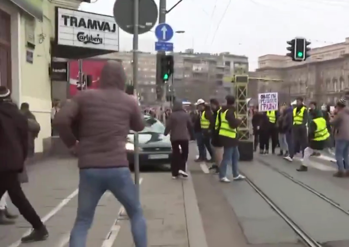 Кола се вряза в протестиращи студенти в Белград, момиче е тежко ранено