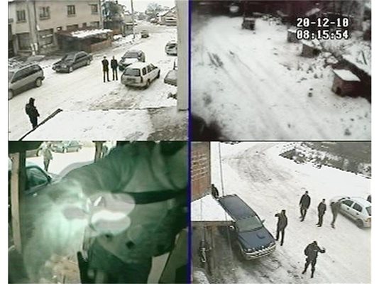 Антимафиот от групата за задържане, който по принцип носи тарана за разбиване на врати, наричан на жаргон "електрониката", "обезврежда" една от камерите пред дома на Мишков по време на акцията на 20 декември 2010 г.