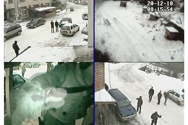 Антимафиот от групата за задържане, който по принцип носи тарана за разбиване на врати, наричан на жаргон "електрониката", "обезврежда" една от камерите пред дома на Мишков по време на акцията на 20 декември 2010 г.