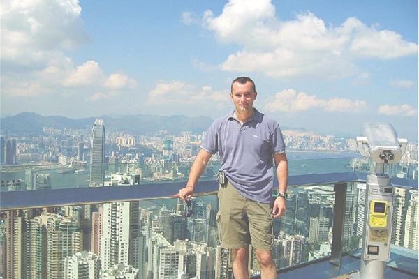 Външният министър се е снимал “на върха” на Хонконг от терасата на небостъргач.

