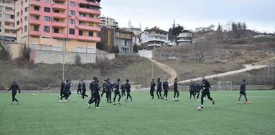 Футболистите на "Локомотив" (Пловдив) продължават подготовката си в Сандански.