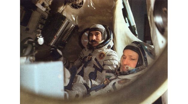 Георги Иванов на 82 г. - пред лицето на смъртта в Космоса с шеги за мустаците му  под скафандъра
