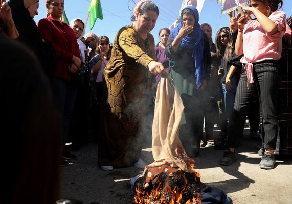 Ирански демонстрантки горят шаловете за главите си СНИМКА Ройтерс