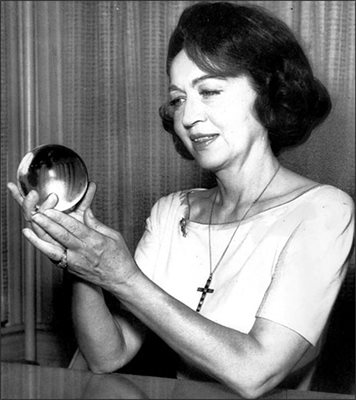 Джейн Диксън с кристалното си кълбо, в което виждала бъдещето
СНИМКИ: РОЙТЕРС И АРХИВ
