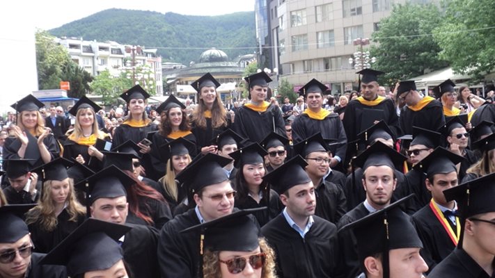 Завършващите АУБ на церемония по дипломирането в Благоевград.