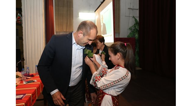 Кандидатът за президент ген. Румен Радев бе закичен със здравец при пристигането си за срещата с избиратели в Смолян.