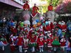 Дядо Коледа пристигна на слон в тайландски град (Видео)