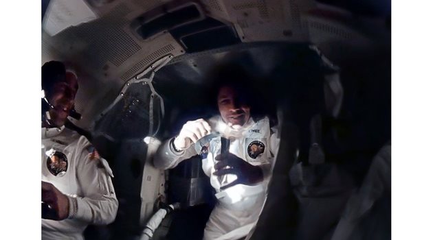 Настроението  на астронавтите остава добро.
Снимки: НАСА/ NASA/ ANDY SAUNDERS / STEPHEN SLATER