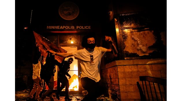Протестиращите в американския град Минеаполис опожариха полицейски участък СНИМКИ: Ройтерс