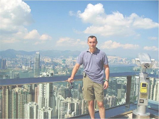 Външният министър се е снимал “на върха” на Хонконг от терасата на небостъргач.
