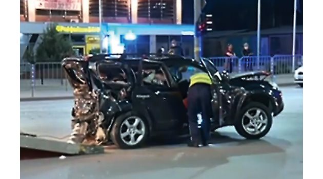 Полицаи правят оглед в колата на Милен Цветков след катастрофата. 