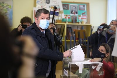 Hristo Ivanov voted at 9 o'clock at the 93rd Sofia University in the capital 