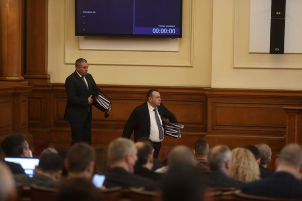 Депутати от ДПС носят папките за Прокопиев в пенарната зала, за да ги дадат на премира.