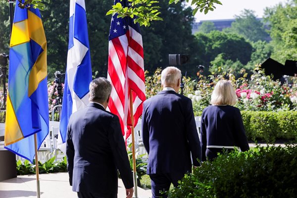 Премиерът на Швеция Магдалена Андершон, Байдън и финландския президент Саули Нинистьо  преминават през Розовата градина на Белия дом
