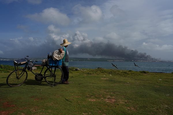 Продължава борбата с пожара в петролна база в Куба. 
СНИМКА: РОЙТЕРС