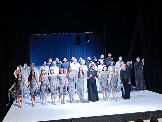 35 актьори участваха в спектакъла "Одисей", изигран във Велес. Снимки: Нова Македония