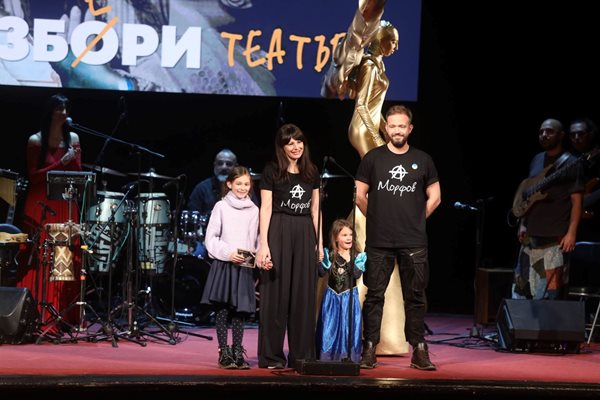 Яна Титова и Алек Алексиев носеха тениски с надпис Морфов. Заедно с двете си деца те връчиха две награди.