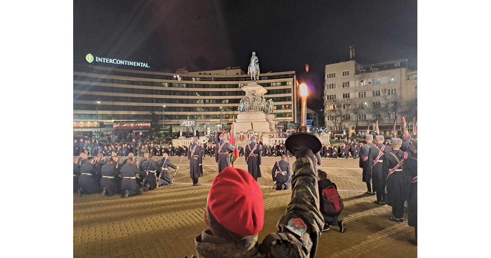 Гледайте тържествената заря проверка по случай Националния празник на