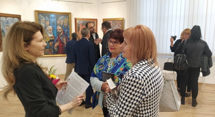 Ценители на картините на Милена Велчева (вляво) ни крият възхищението си.