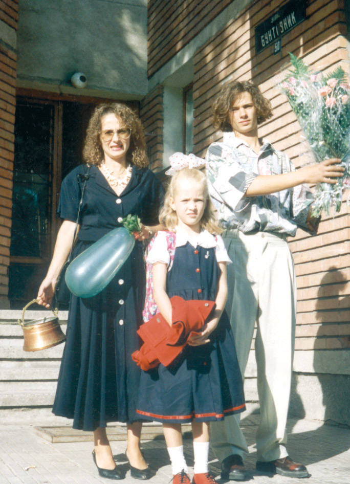 Фотозагадка: Кой е този телевизионен водещ на абитуриентския си бал заедно с майка си и сестра си?