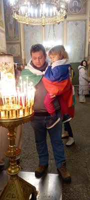 Николай Марков пали свещ на 3 март с българското знаме и дете с руския флаг на ръце.