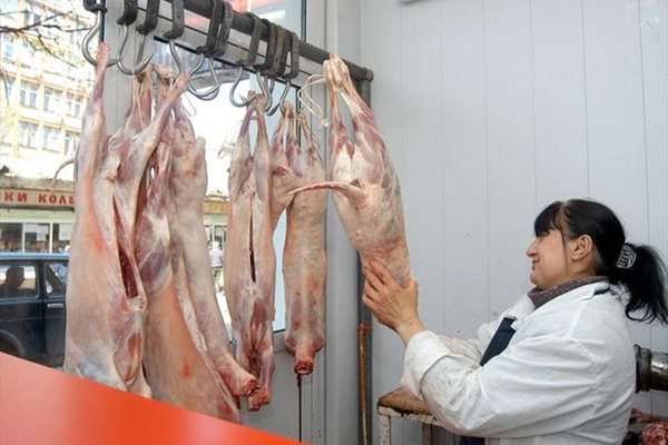 Освен българско агне, на пазара може да ви попадне и от Нова Зеландия. Купувайте прясно месо, съветват ветеринари.
СНИМКИ: ГЕРГАНА ВУТОВА
