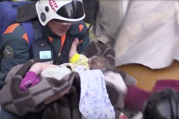 “Единадесетмесечният Ваня, спасен изпод руините на сградата, е в тежко, но стабилно състояние”, заяви руската министърка на здравеопазването Вероника Скворцова.