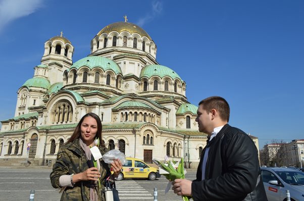 Имаше групи и на оживени места в София като храм-паметика “Св. Александър Невски”.