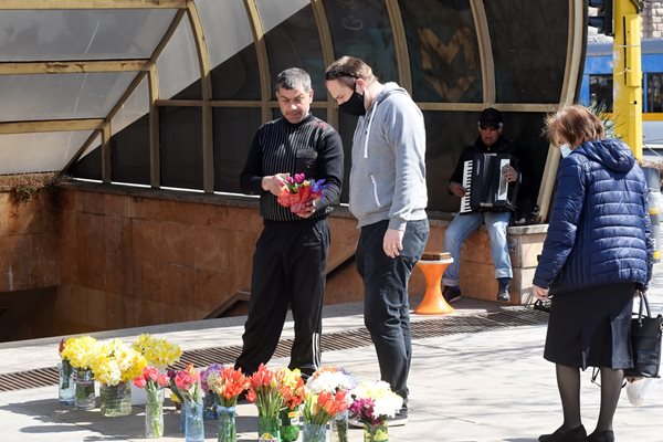 Търговец на цветя бе изгонен от полицията от станция “Сердика” на метрото.