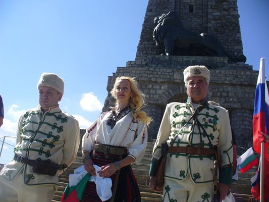 Представители на клуб "Традиця" от Пловдив на Шипка днес.