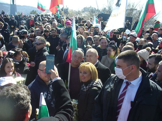  Мая Манолова беше сред политиците, които се снимаха вчера на връх Шипка с президента Румен Радев. 
