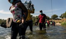 Мигранти на границата на САЩ с Мексико