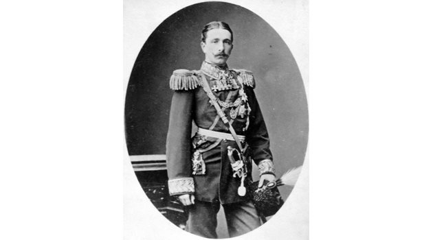 Княз Александър Батенберг е принуден непрекъснато да се съобразява с руския генералитет, управляващ България. 