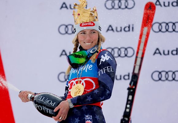 Микаела Шифрин гърми шампанското с импровизирана корона за №1 в историята на женските ски.