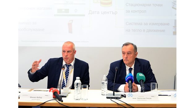 Председателят на Управителния съвет на Агенция "Пътна инфраструктура" инж. Светослав Глосов (вдясно) и Михаел Вебер, управител на Консорциум Капш Трафик Солюшънс представиха новата система за таксуване