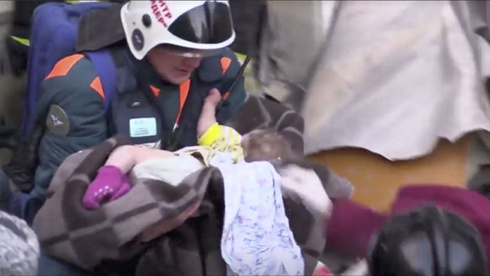 “Единадесетмесечният Ваня, спасен изпод руините на сградата, е в тежко, но стабилно състояние”, заяви руската министърка на здравеопазването Вероника Скворцова.