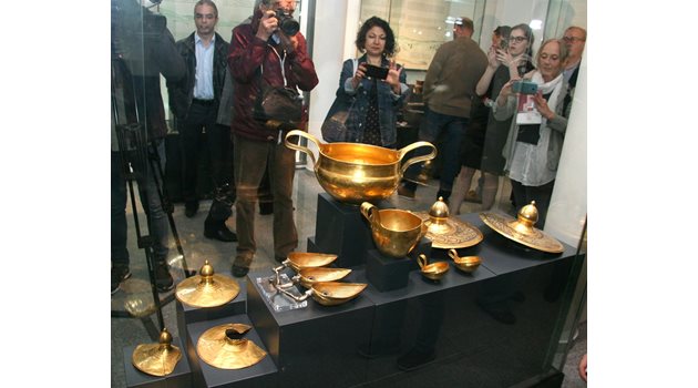 Вълчитрънското съкровище заблестя в Пловдив с още 4 други. Най-вляво се виждат повредените предмети, рязани с лозарски ножици.  Снимки: Евгени Цветков