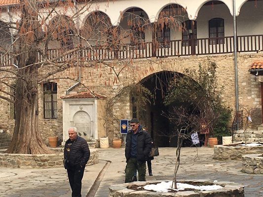 Богомолците в Бачковския манастир вече стъпват по каменни плочи
