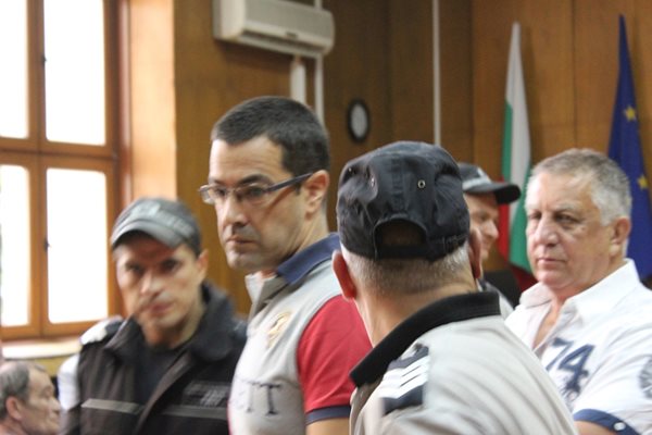 Фернандо Кастро/ с очилата/ и Васил Атанасов в съдебната зала