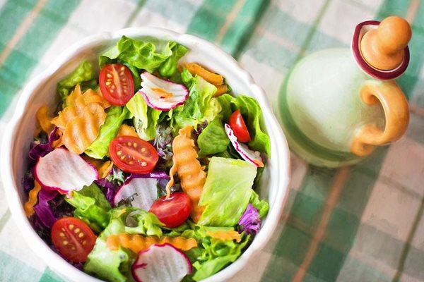Всички салатни зеленчуци съдържат по малко натрий и не се нуждаят от много сол.