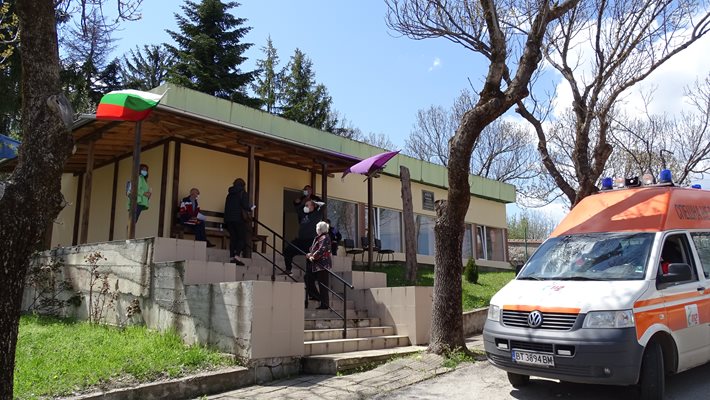 Мобилни екипи имунизират желаещи в селата в Еленския Балкан. Снимка Архив