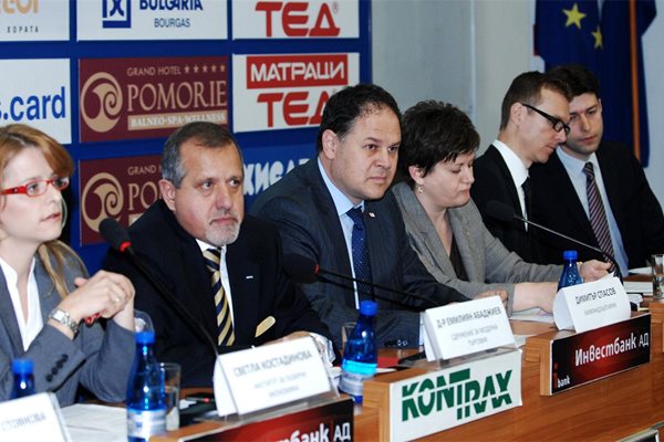 Шефът на УС на сдружението за модерна търговия Емилиян Абаджиев (най-вляво)  предупреди, че промените в Закона за защита на конкуренцията ще повлияят негативно на търговията у нас.