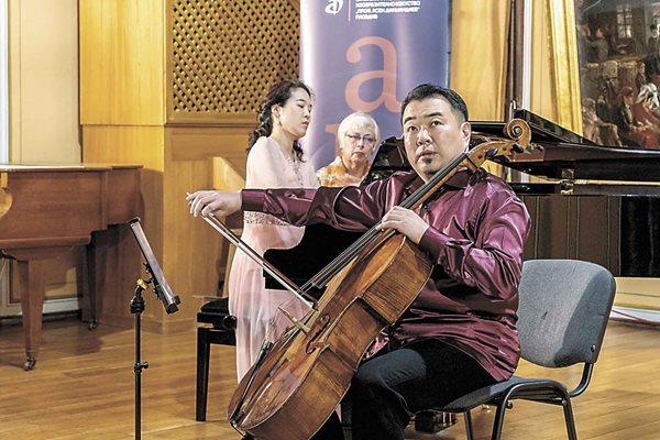 Участието на Ил-Се Лий (виолончело) и Джи-Еун Парк (пиано) на Международния фестивал на камерната музика.