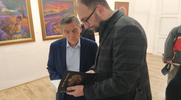 Заместник-кметът по културата Пламен Панов получи подарък от Иля Велчев с автограф  на книгата "Бай Ганьо, жив ли си?".