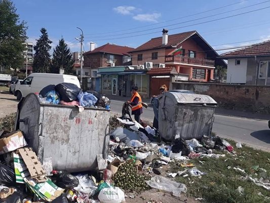 Така изглеждат понякога препълнените контейнери за отпадъци