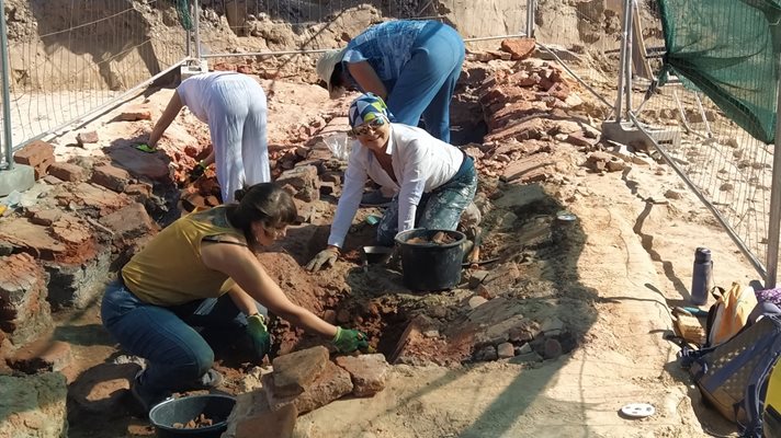 Археолози разкриват керамична пещ за производство на тухли. Тя е в самият комплекс, който се състои от голяма сграда, некропол, кладенец.