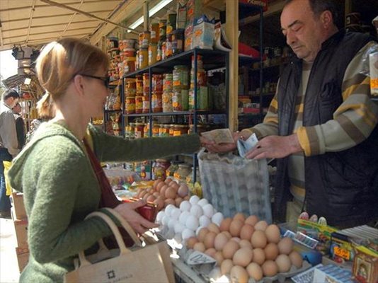 За празника ще има пресни и едри яйца, увериха производителите. Освен български, ще се продават от Унгария и Полша.