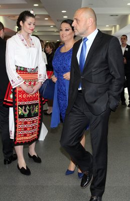 Вицепремиерът Томислав Дончев съпровожда министърката за европредседателството Лиляна Павлова.