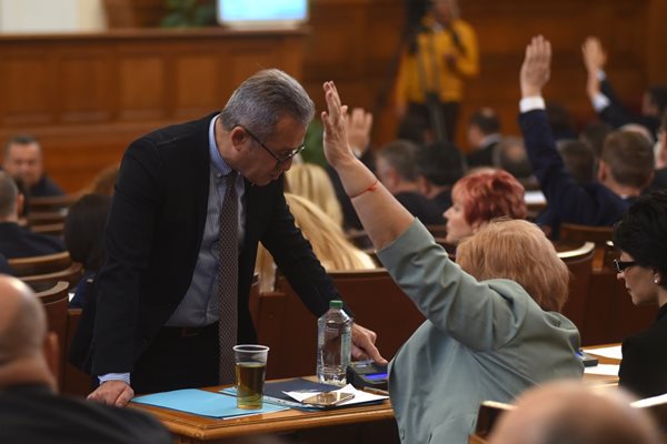 Проблем със системата за гласуване се появи при гледането на социалния бюджет. Йордан Цонев от ДПС опита да помогне на колежката си Менда Стоянова от ГЕРБ с пулта, но не успя и тя вдигнаха ръка да повикат квестор.